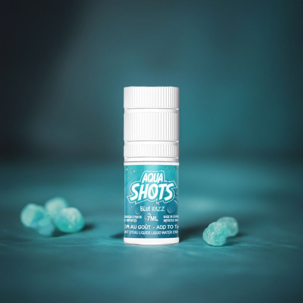 Bouteille compte-gouttes AQUA SHOTS de saveur liquide concentrée Blue Razz 7ml sur fond bleu avec des bonbons bleus en arrière-plan.