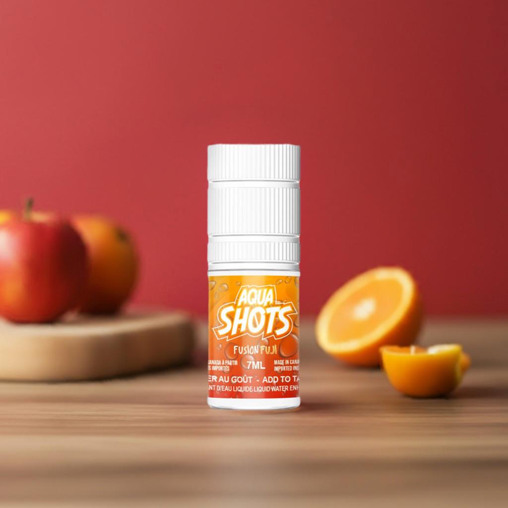 Bouteille compte-gouttes AQUA SHOTS de saveur liquide concentrée Fusion Fuji 7ml sur fond orangé avec des fruits Fuji en arrière-plan.