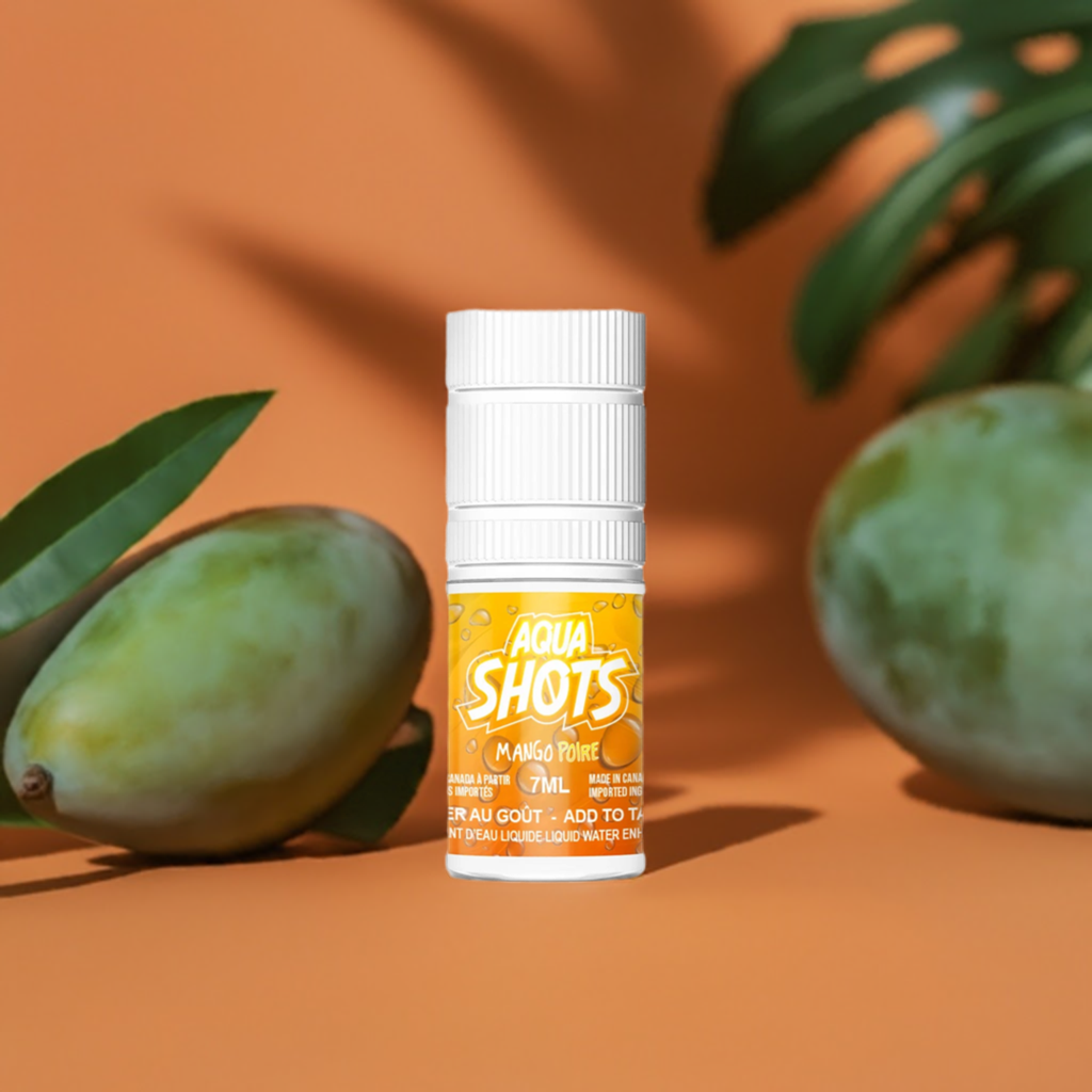 Bouteille compte-gouttes AQUA SHOTS de saveur liquide concentrée Mangue Poire 7ml sur fond orangé avec une mangue et poire en arrière-plan.