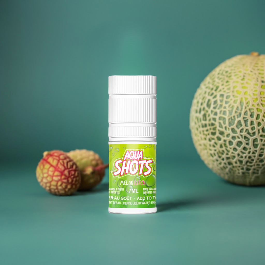 Bouteille compte-gouttes AQUA SHOTS de saveur liquide concentrée Melon Litchi 7ml sur fond vert avec un melon et un litchi en arrière-plan.