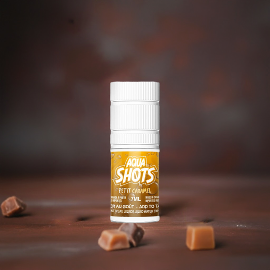 Bouteille compte-gouttes AQUA SHOTS de saveur liquide concentrée Petit caramel 7ml sur fond beige avec des caramels en arrière-plan.