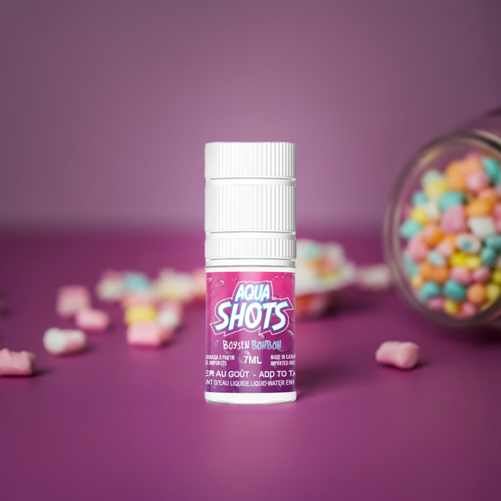 Bouteille compte-gouttes de saveur liquide concentrée pour boissons et desserts de marque AQUA SHOTS - Boysen Bonbon - 7ml sur une table mauve avec des bonbons.